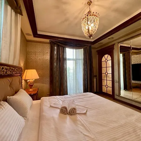 Luxury Housing On Khreshchatyk 3*